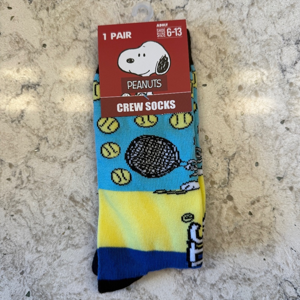 NWT A Pair‎ of Peanuts crew socks featuring Snoopy and tennis ball designs